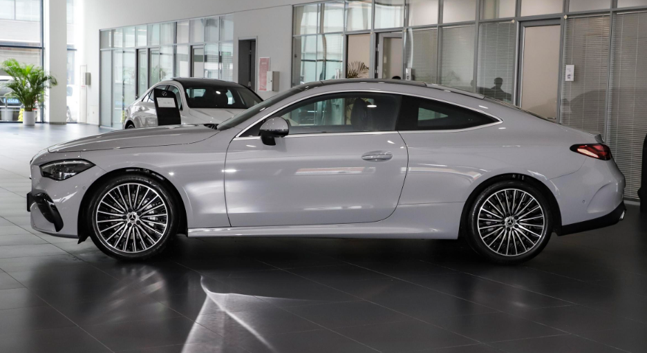 76万起售,全系标配2.0t 9at动力组合,全新奔驰cle上市