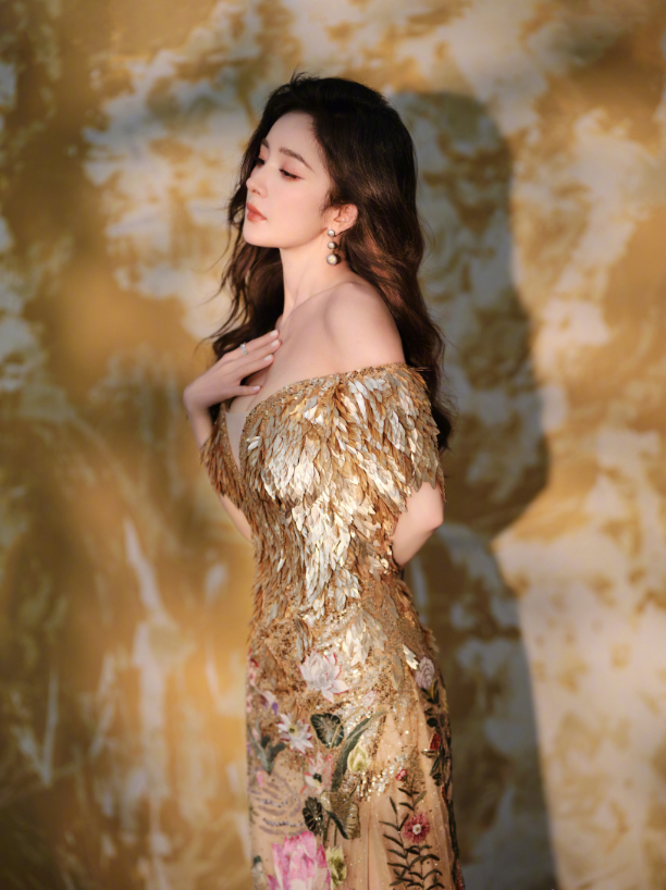 杨幂深v高开叉礼服闪耀登场!网友:不愧是大幂幂