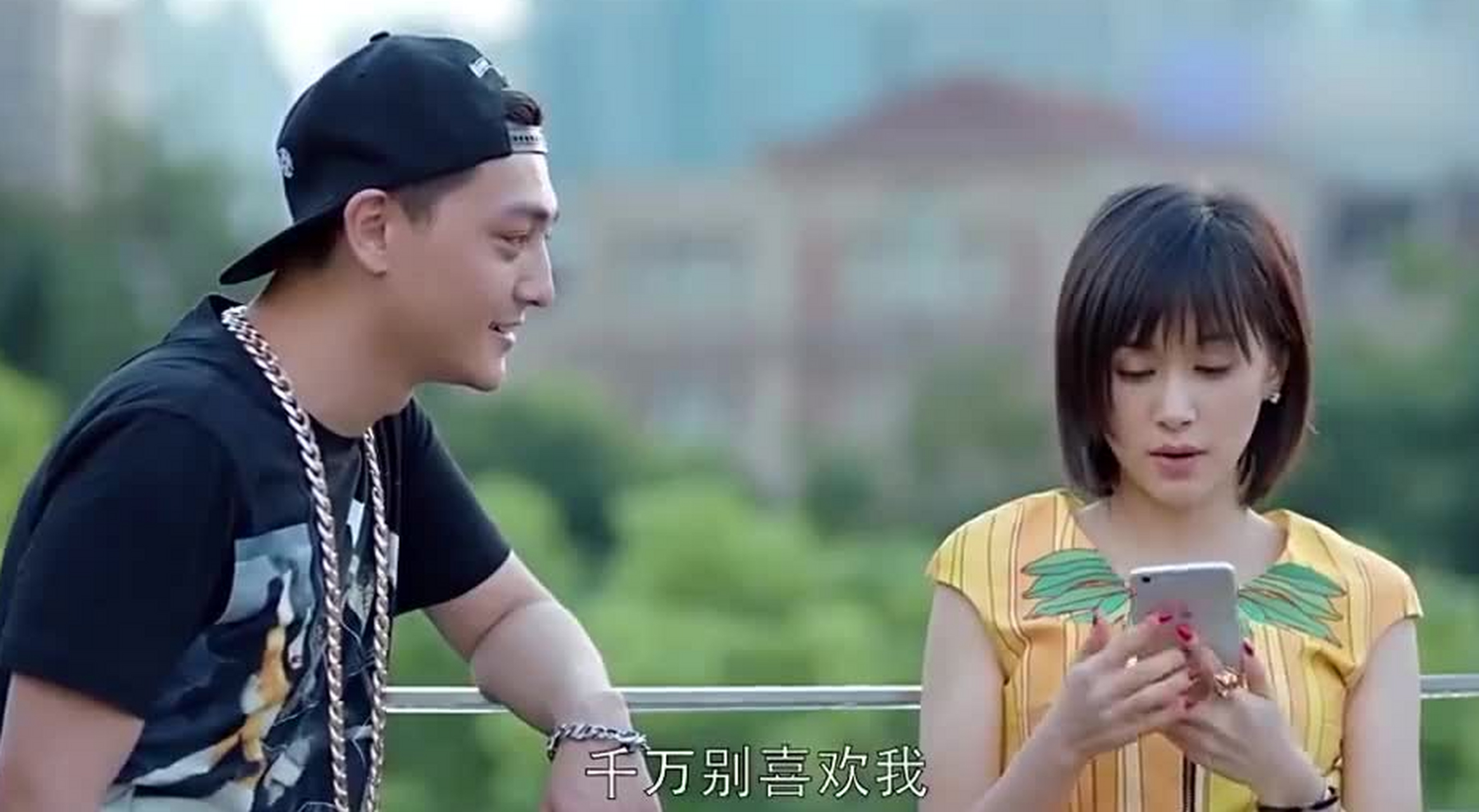 姚滨的痴情和守候展现了爱情的美好一面,与赵医生的不解和支持不足