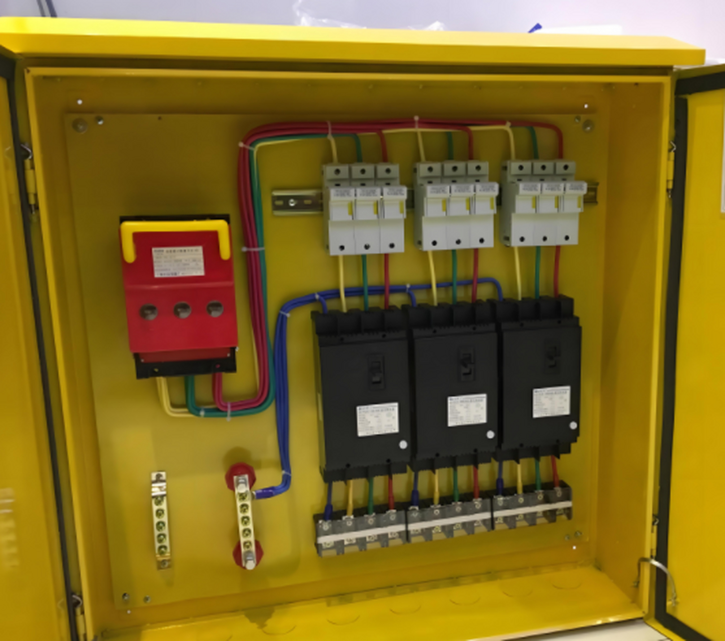 配电箱未安装可见断点的隔离开关存在安全隐患,可能导致人员触电事故.