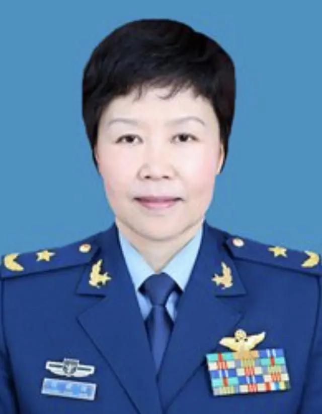 她是空军第一位女师长,18岁入伍,53岁晋升少将,现如今仍在奋斗