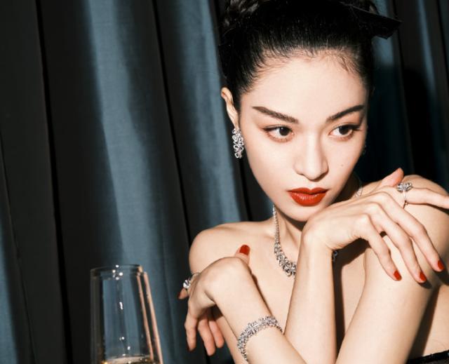 扬言做"天后"!冯小刚,成龙排队捧不动,钟楚曦不火是有原因的