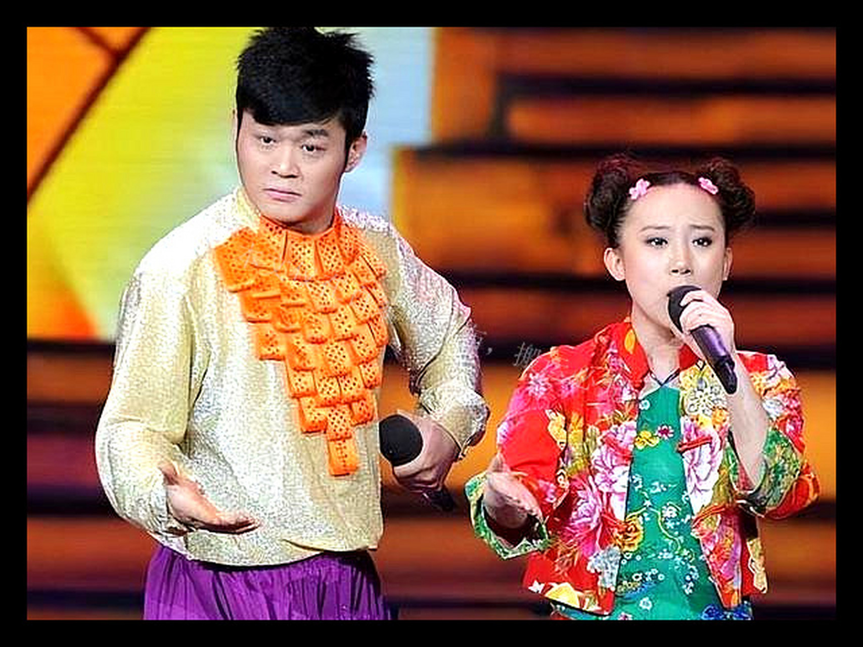 温馨家庭中的丫蛋和小鹏飞享受着早餐时光,但丫蛋曾经历离婚打击.