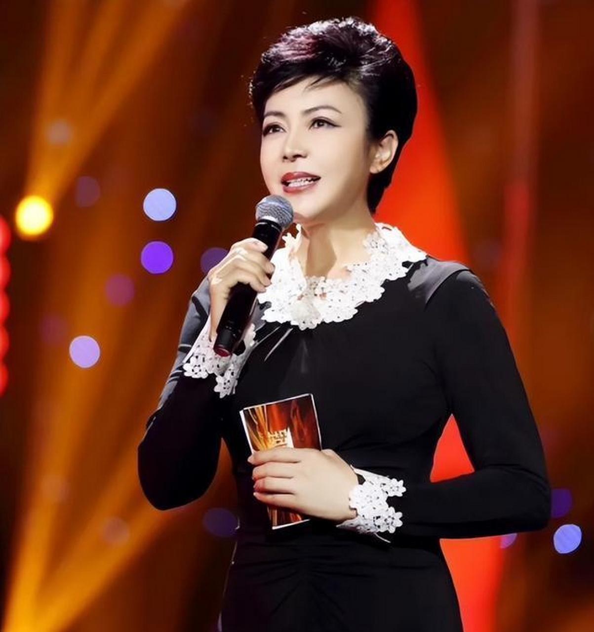 阚丽君,中国首位女主持人!她以独特的风格定义了主持的新标杆.