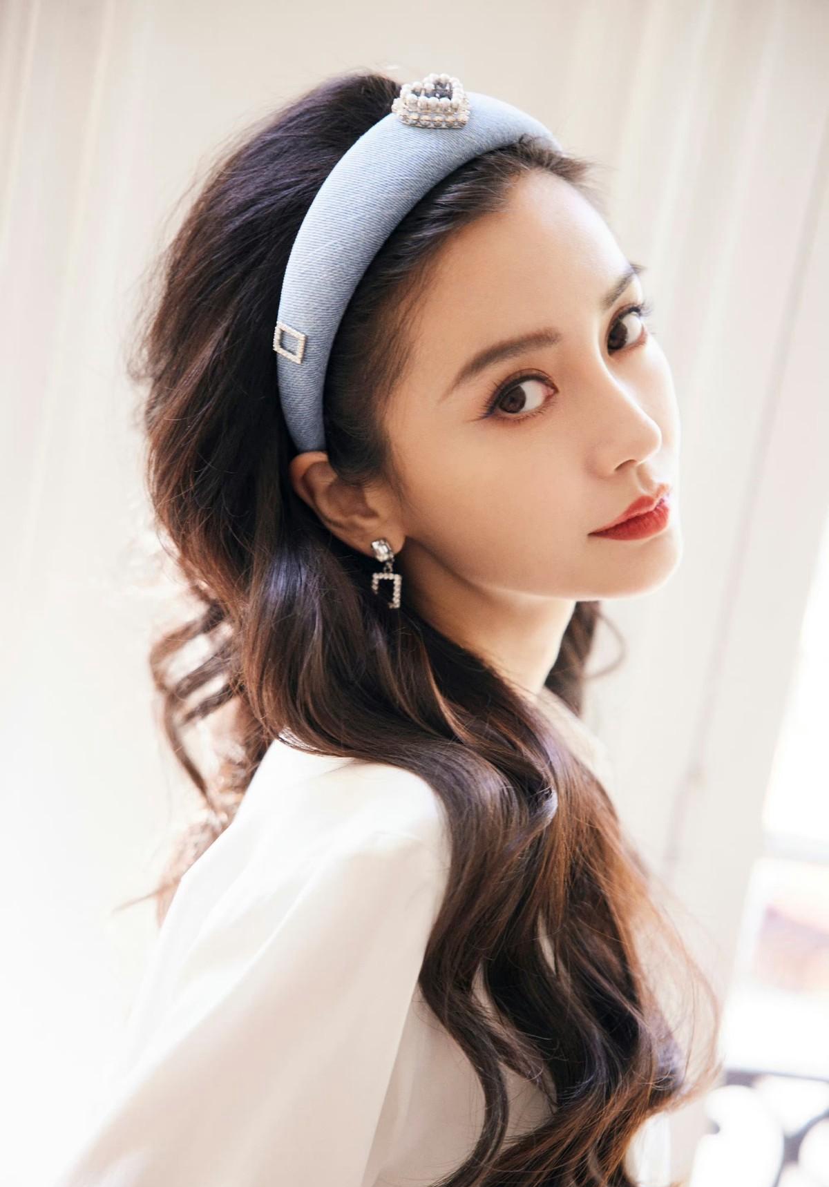 baby七夕大片太惊艳!穿白裙戴发卡脸也太小,比巴掌脸还小一圈