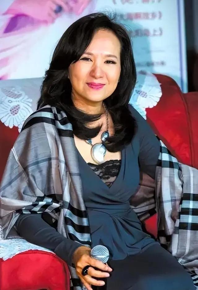 这时候,文工团的领队一脸忧愁地走了进来,向郑绪岚透露了一个令人沮丧