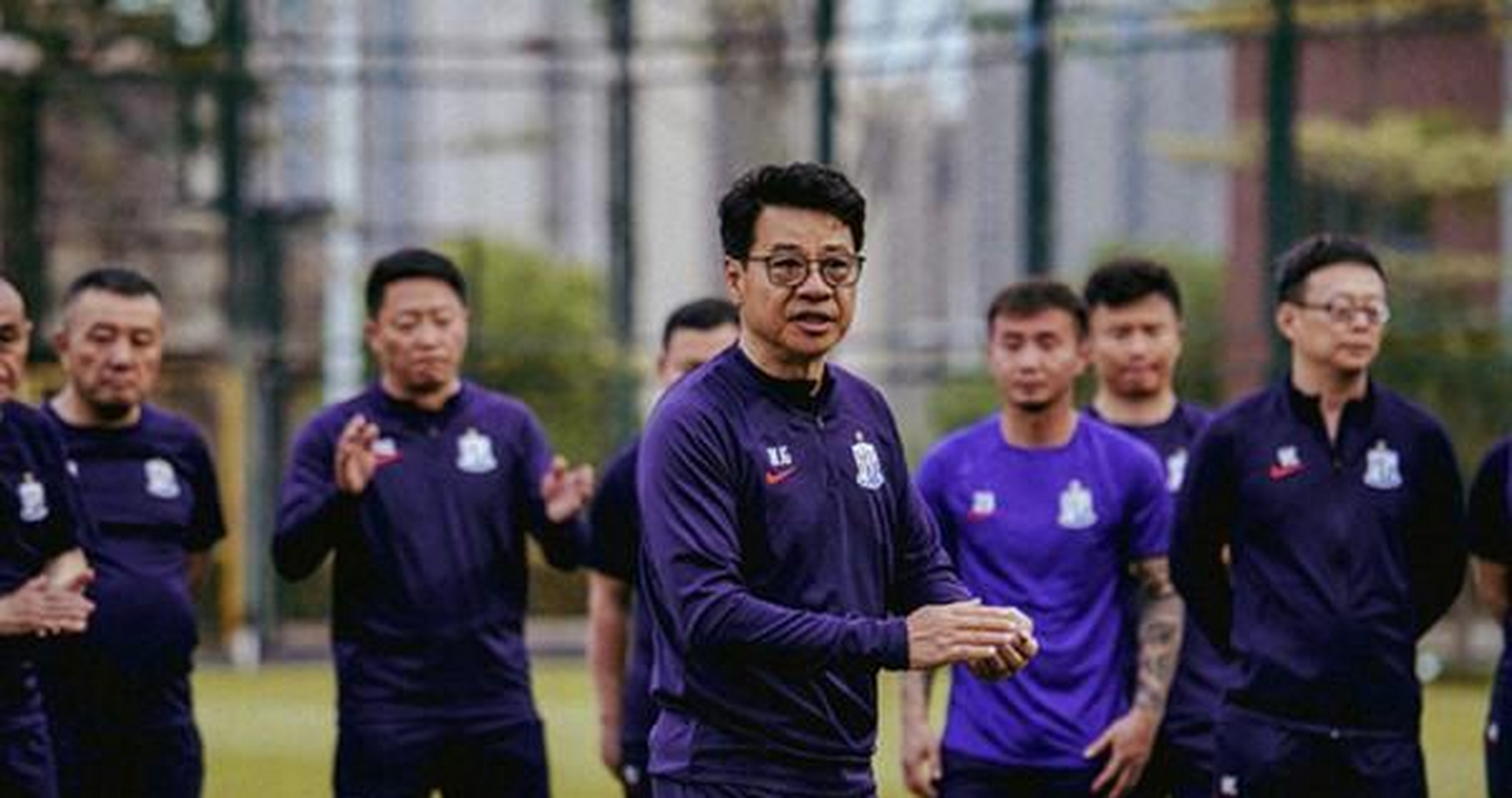 长春亚泰队主教练陈洋及其教练团队因战绩不佳被解聘,成为新赛季中超