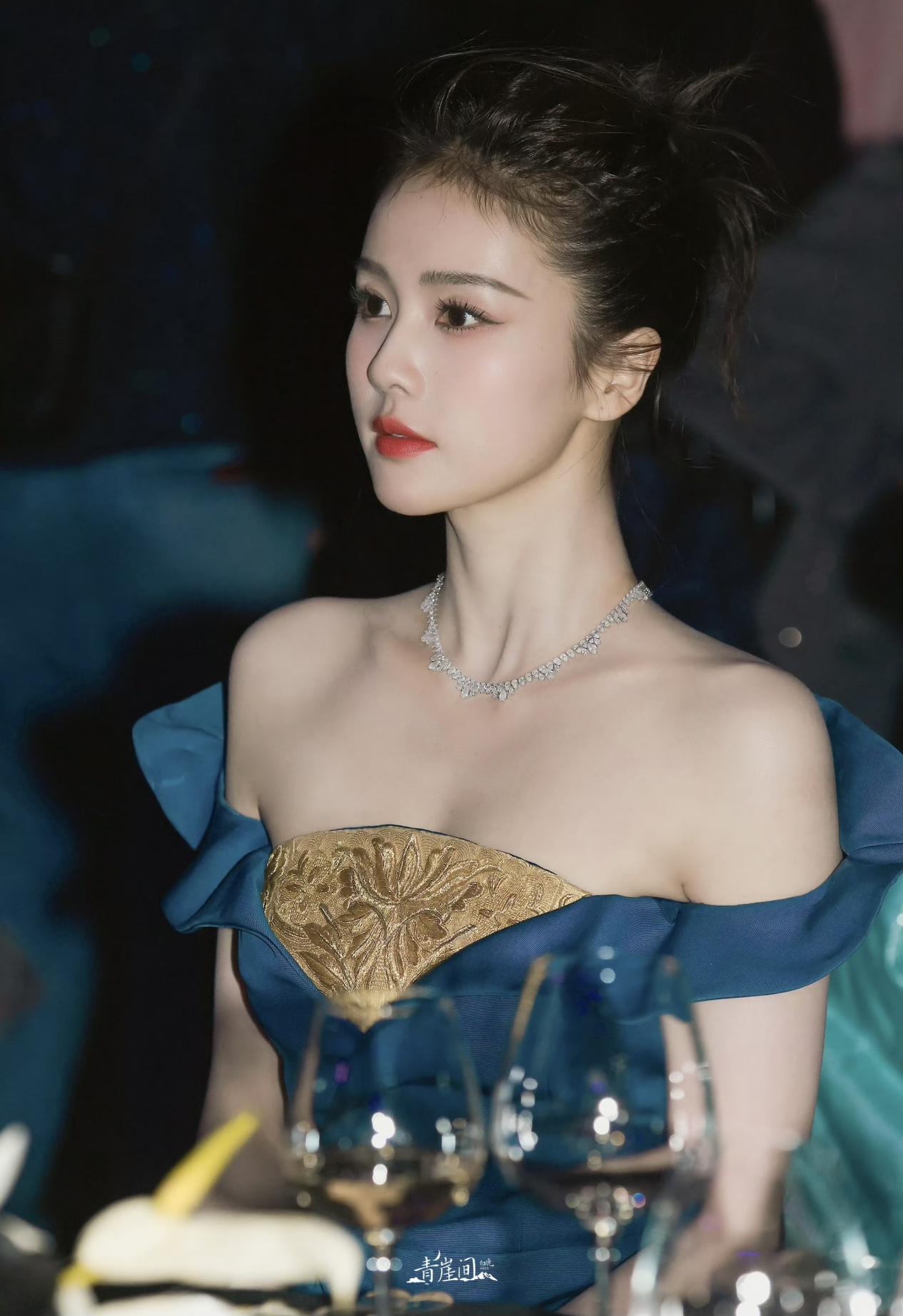 白鹿最新造型,事业线突出,身材真的很有料