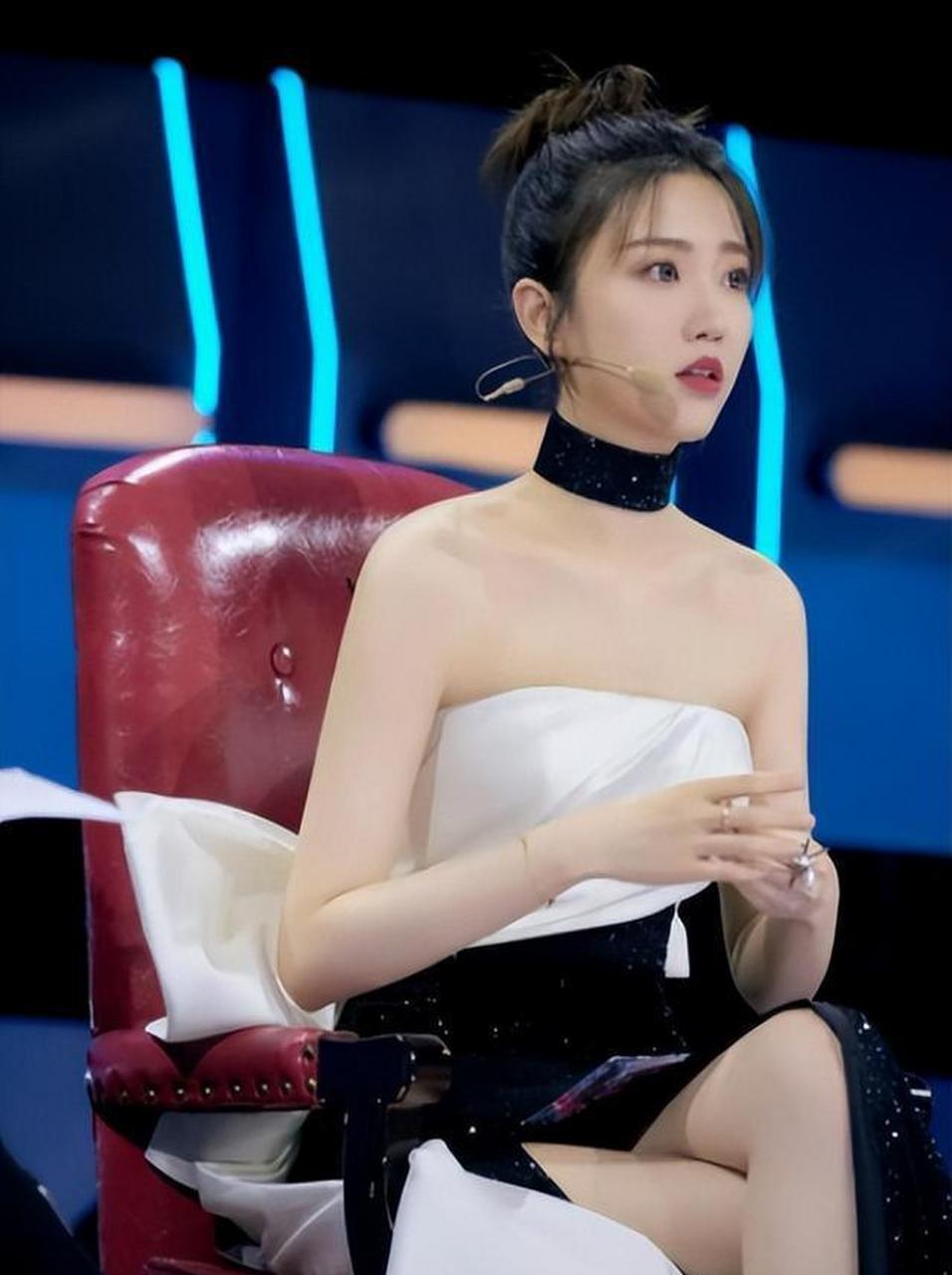 张纯烨,江苏卫视《新相亲大会》中的璀璨明星!与孟非合作无间.