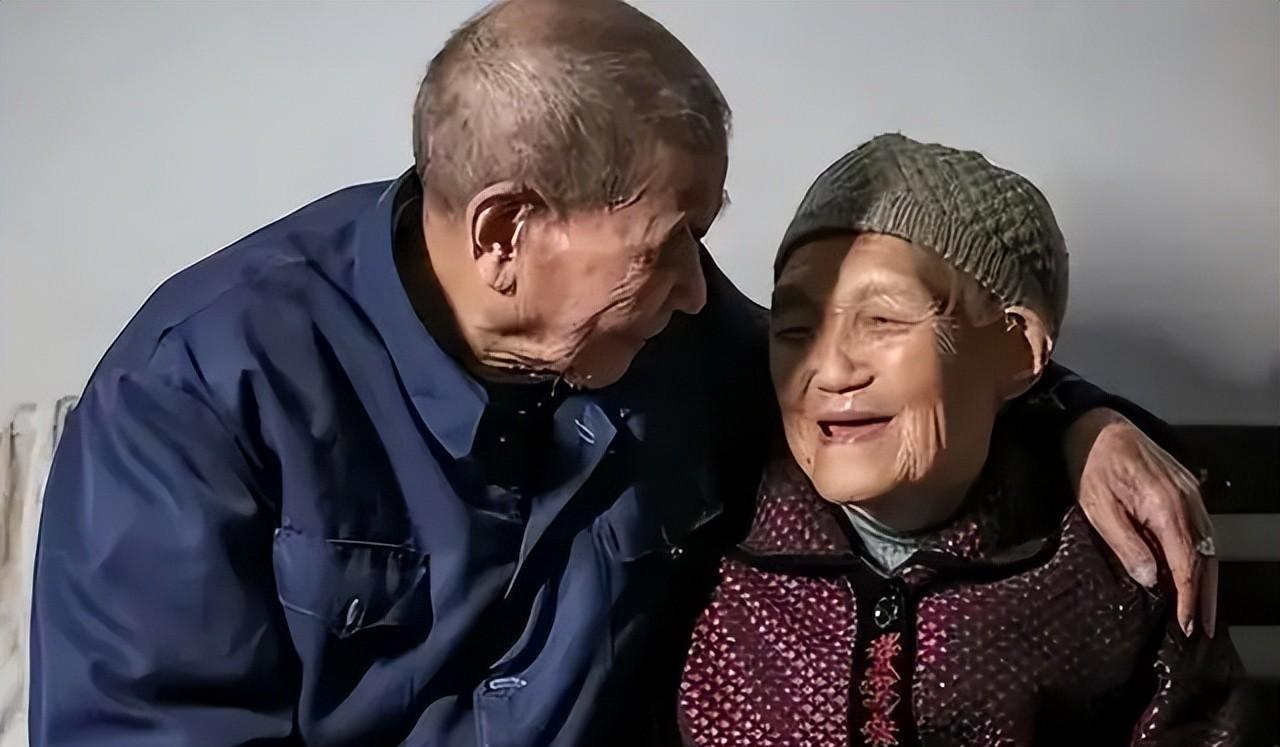 丈夫121岁妻子117岁,河南一对老夫妻六世同堂,有什么长寿秘诀