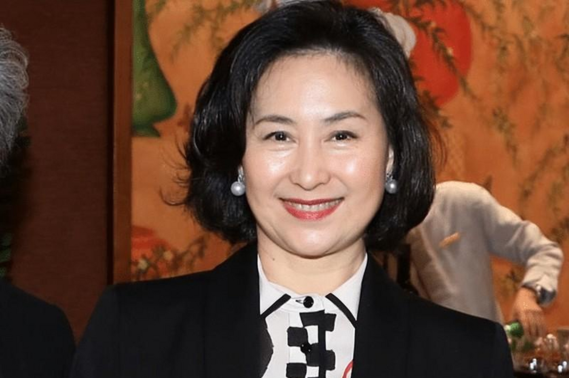 她的色彩选择突显中老年女性的魅力与自信.