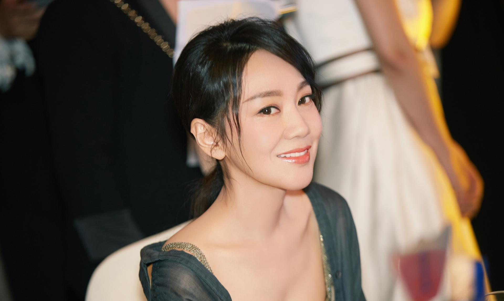 李小冉的胸,闫妮的腿,许晴的臀,这4位中年女星性感起来迷死人