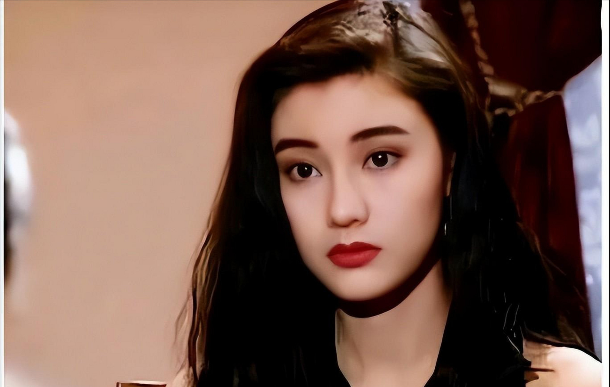 星光熠熠的女神李嘉欣因病住进医院危重症室,她曾是香港小姐冠军,风光