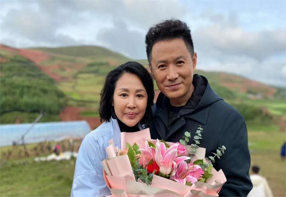 演员郭广平的妻子小他11岁,36岁喜当爹,15份报纸背后的忍痛父爱