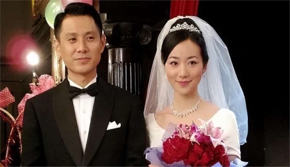 演员郭广平的妻子小他11岁,36岁喜当爹,15份报纸背后的忍痛父爱