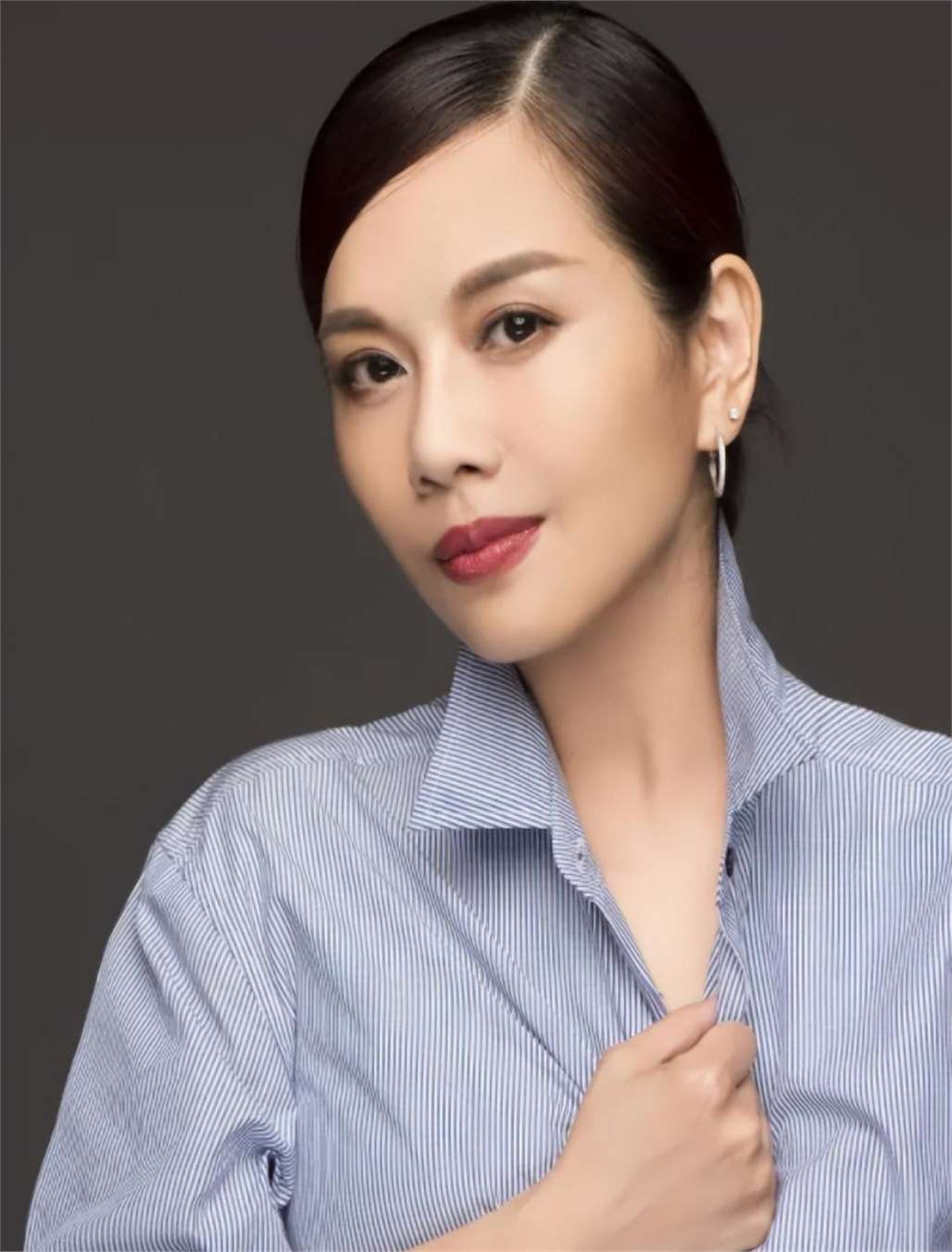 陈松伶携夫回香港宴请,丈夫绅士风度拉满,合照时身材高大太上镜