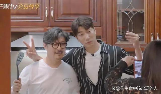 王岳伦厨房做饭,热水壶太抢镜,得知价格,网友:抵我一个月工资