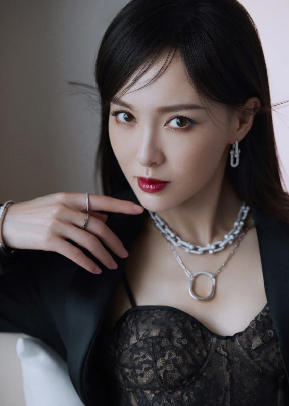 唐嫣黑色蕾丝连衣裙,太性感,又美又欲