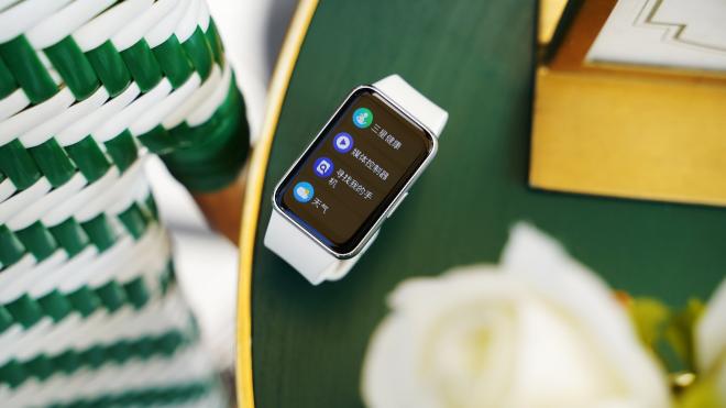 佩戴轻盈舒适的三星galaxy fit3智能手环,随时守护身体健康