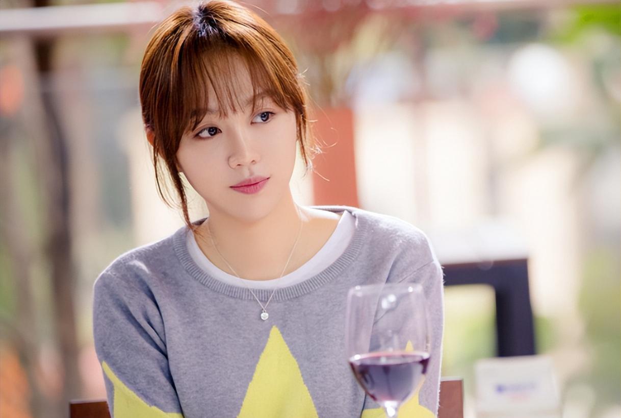 姜妍坦言:未曾想遭逢打压离组风波!干妈宋丹丹助其逆袭演艺生涯