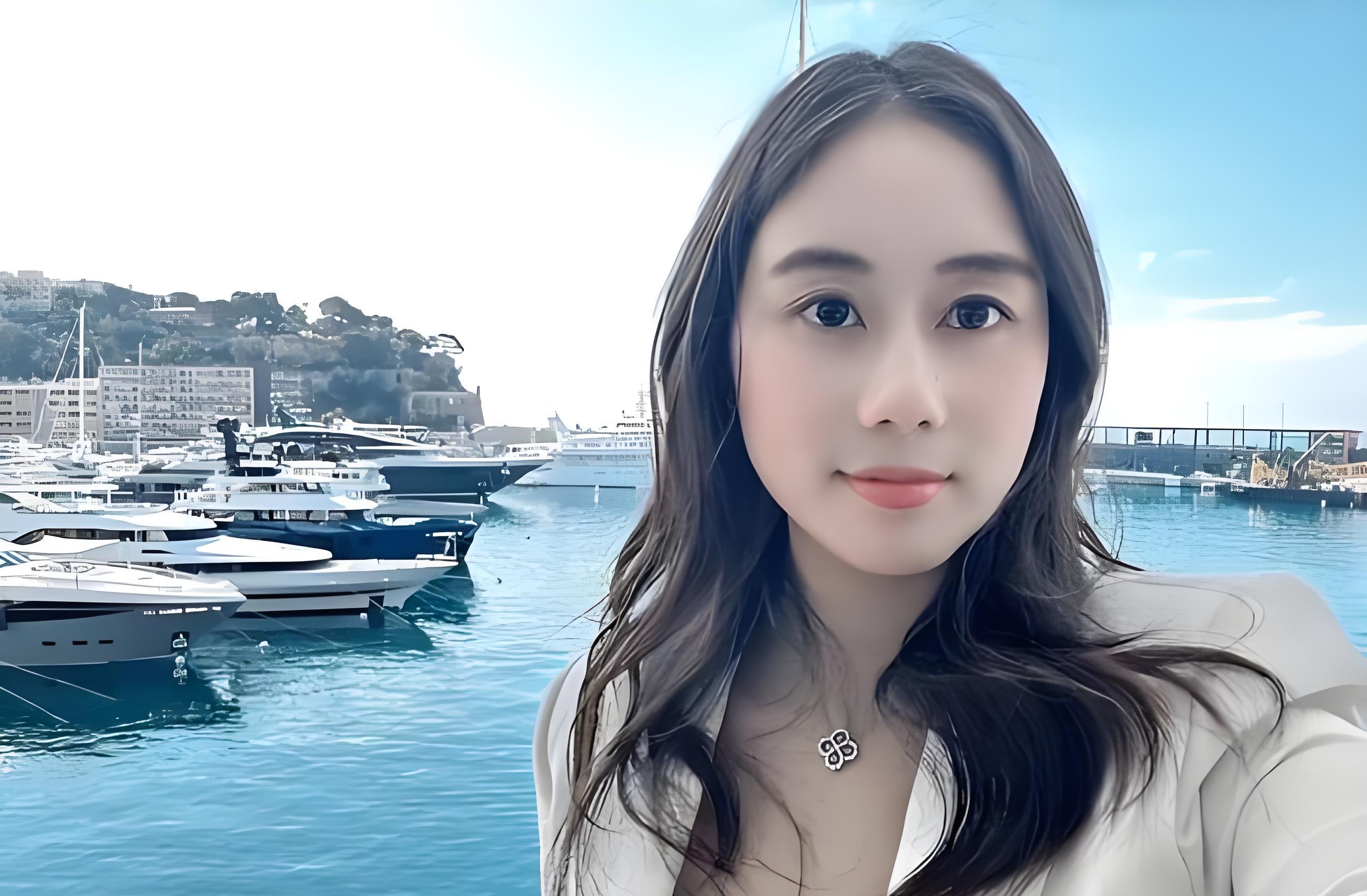 赌王千金何超欣现身游艇聚会,穿衣风格偏大胆,一袭泳装尽显妩媚