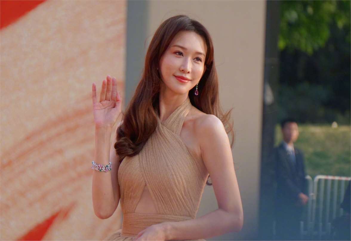 当49岁林志玲和44岁高圆圆同框,才明白,骨相美和皮相美的差别