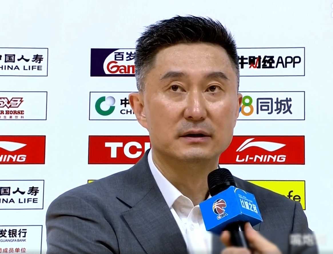 狂输20分还和杜锋谈笑风生!31分钟就抢1个前场板,胡金秋遭怒喷