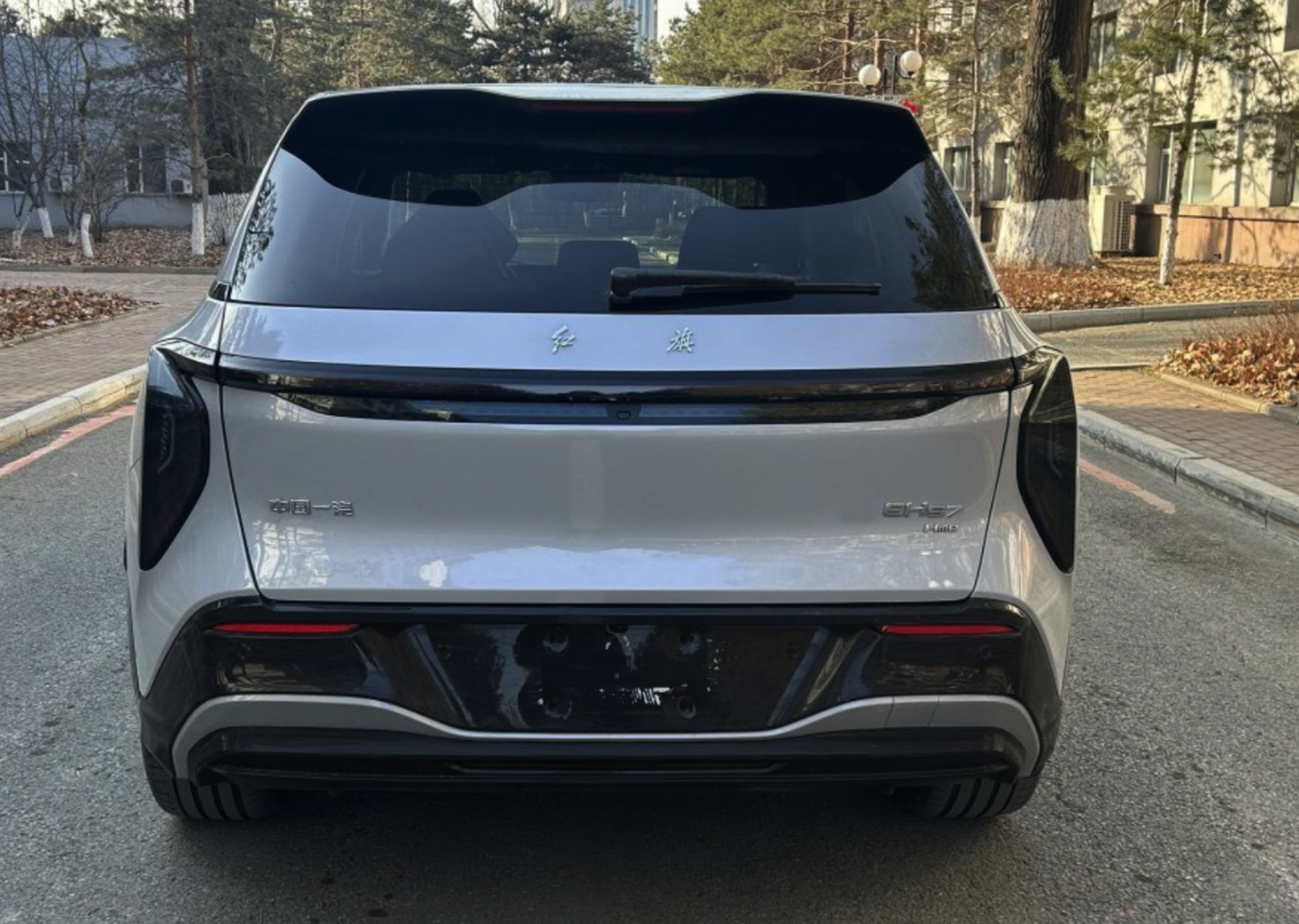 红旗ehs7是红旗汽车全新纯电动中大型suv,设计现代且充满科技感,具备