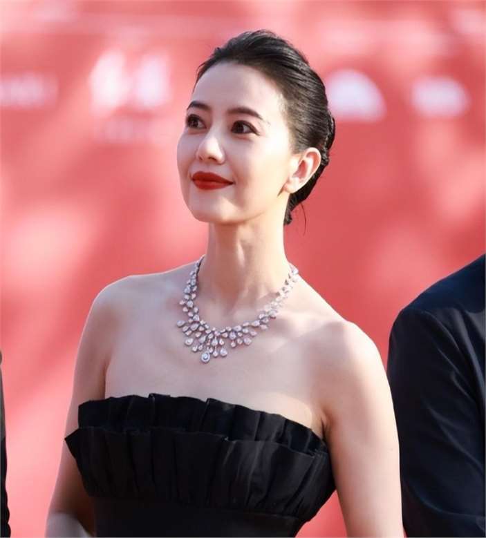 当49岁林志玲和44岁高圆圆同框,才明白,骨相美和皮相美的差别