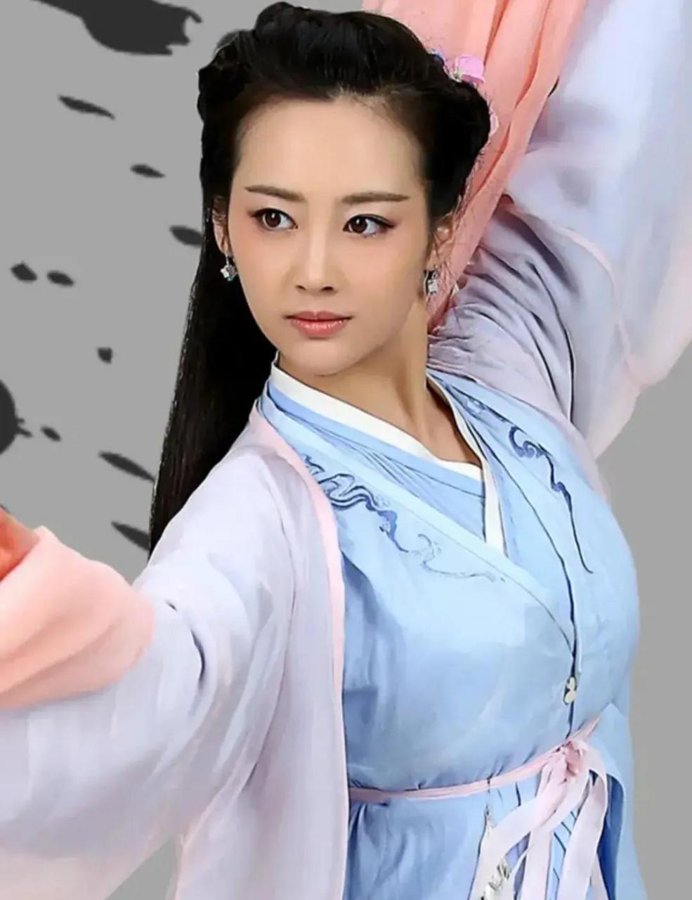 李纯因在《如懿传》中扮演反派角色卫嬿婉而走红,其出色的演技和角色