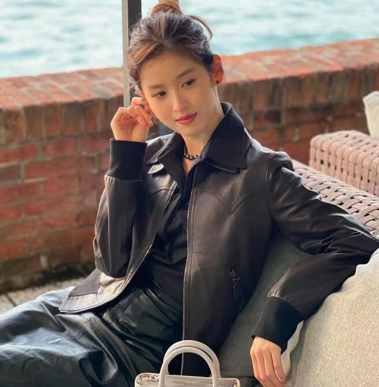 章泽天在社交网络上预告将有美照发布,引发了网友关注.