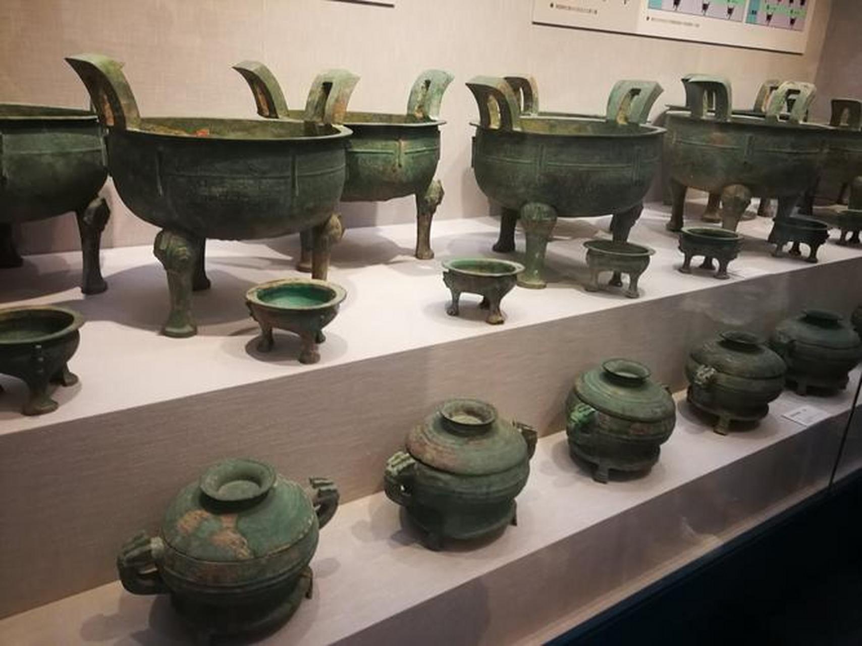 中国古代的九鼎八簋,作为权力与尊贵的象征,同时也是深厚文化底蕴的