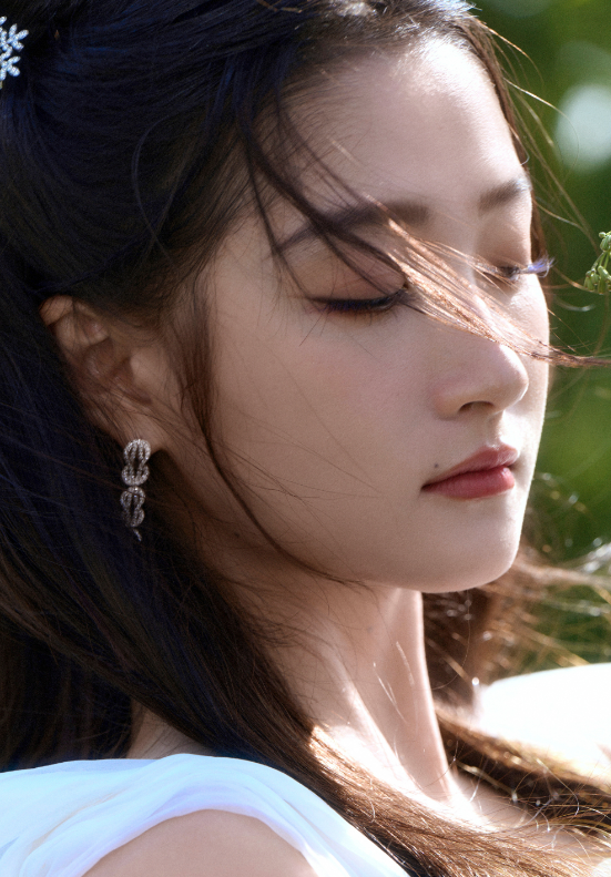 关晓彤北影节最新物料,长腿,细腰让人目不转睛!