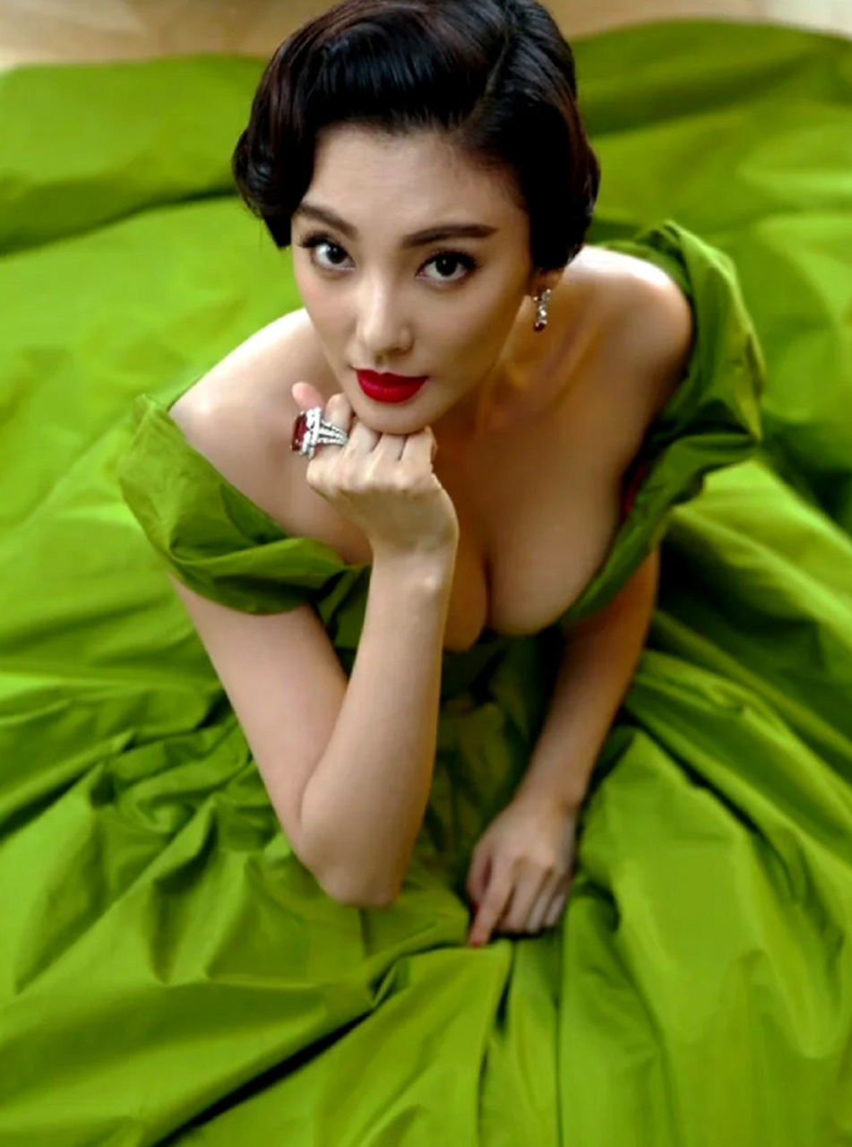 绿礼服勾勒完美身材,优雅气质让人移不开眼.