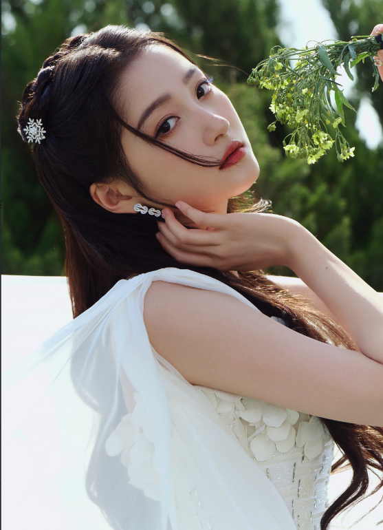 关晓彤北影节最新物料,长腿,细腰让人目不转睛!