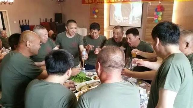 邀请10多位战友参加儿子的婚礼,来者却无一人送礼,真相令人傻眼