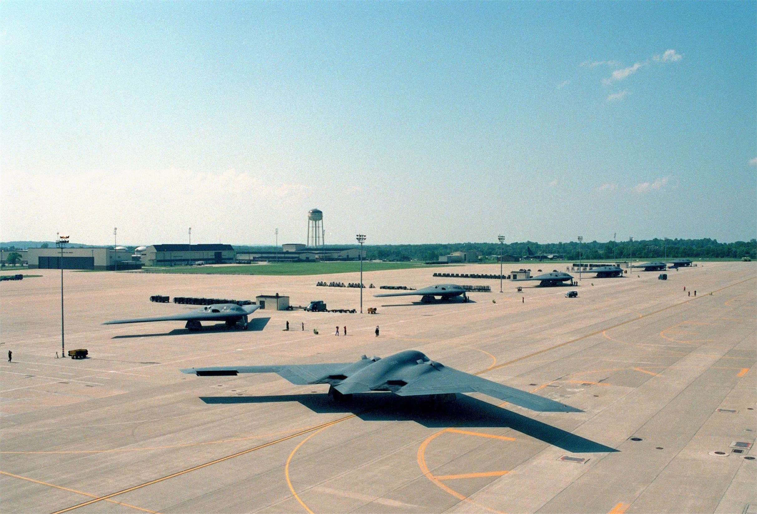 美军b2隐身轰炸机倾巢而出,选举年是非多,谁在背后拱火一目了然