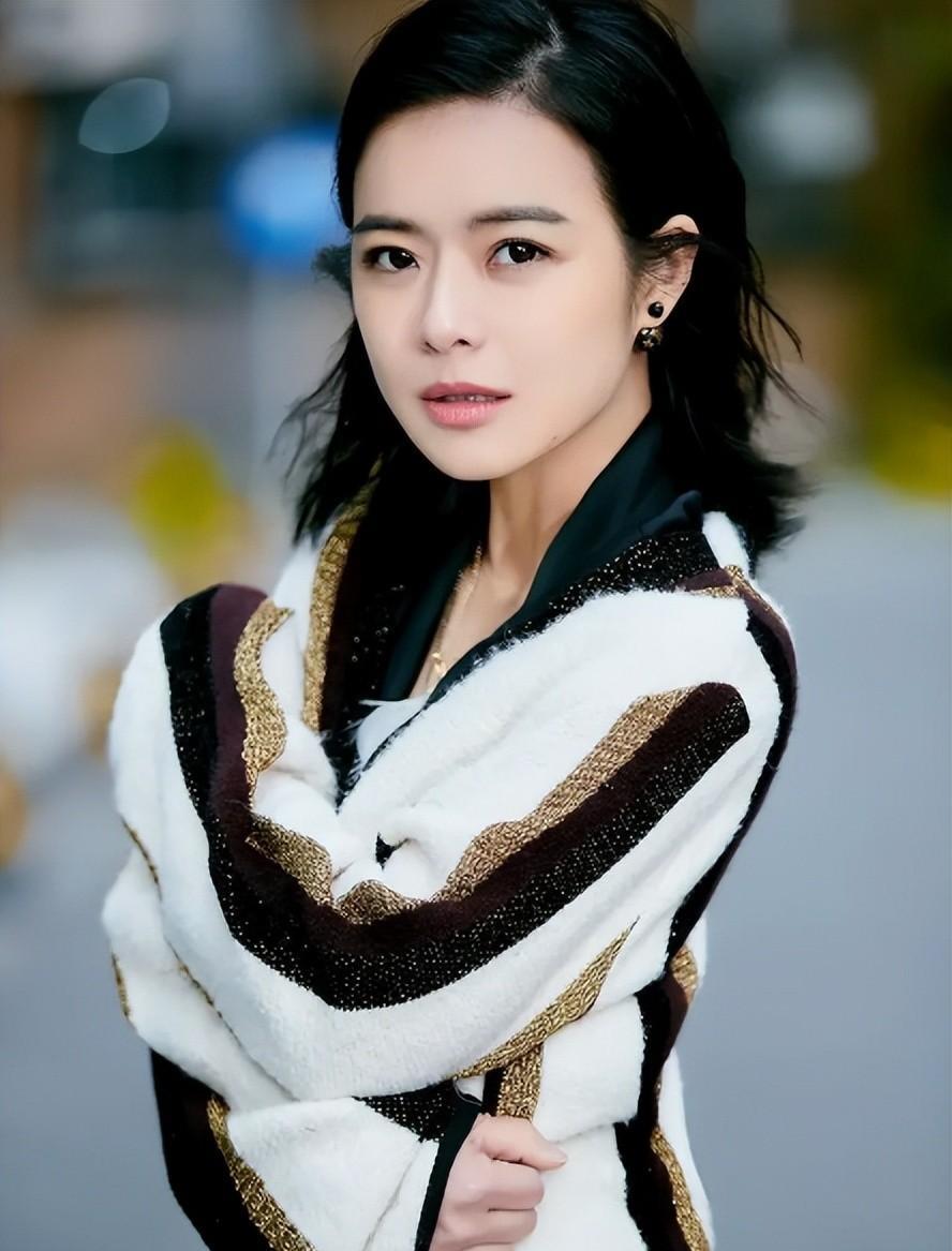 主持人陈辰嫁给小2岁歌手余笛,41岁高龄生子,如今过得如何?