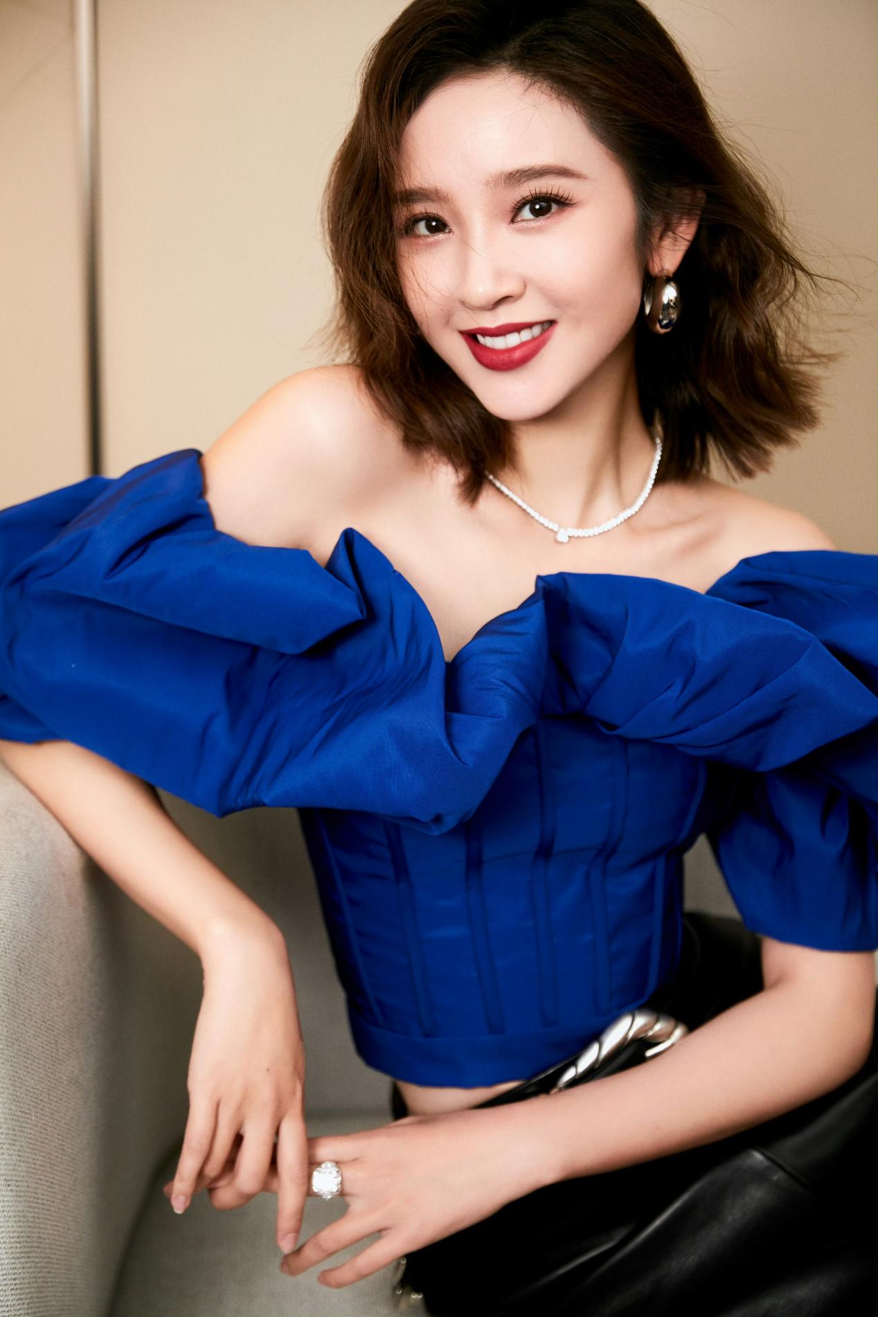 唐艺昕造型惊艳亮相,肤白貌美大长腿,网友:张若昀真是会养人啊