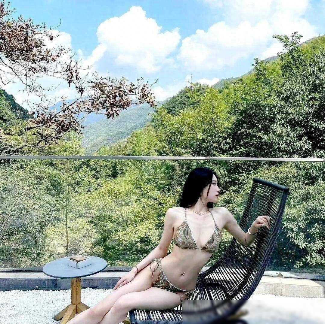 范志毅女儿身材太火辣,大胆晒出泳衣照,还被男友扔在大山里