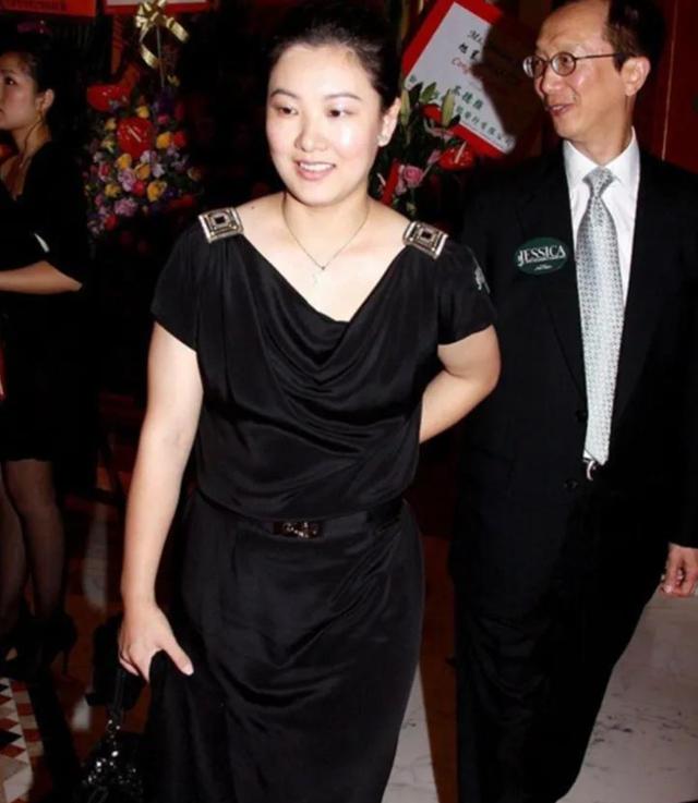 回顾伏明霞:嫁大26岁富豪5年生3子,称嫁给爱情只是老公恰好有钱