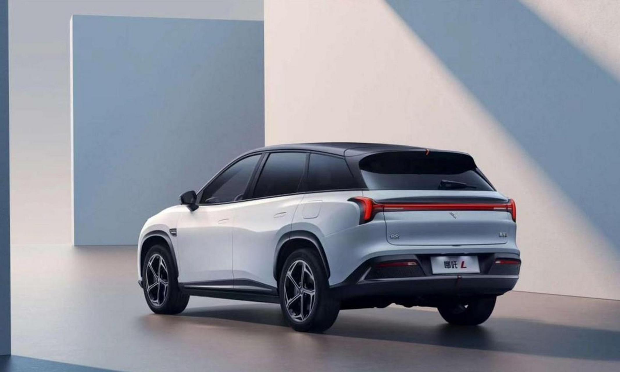 哪吒l增程版是一款中型电动车suv,售价12.99-15.