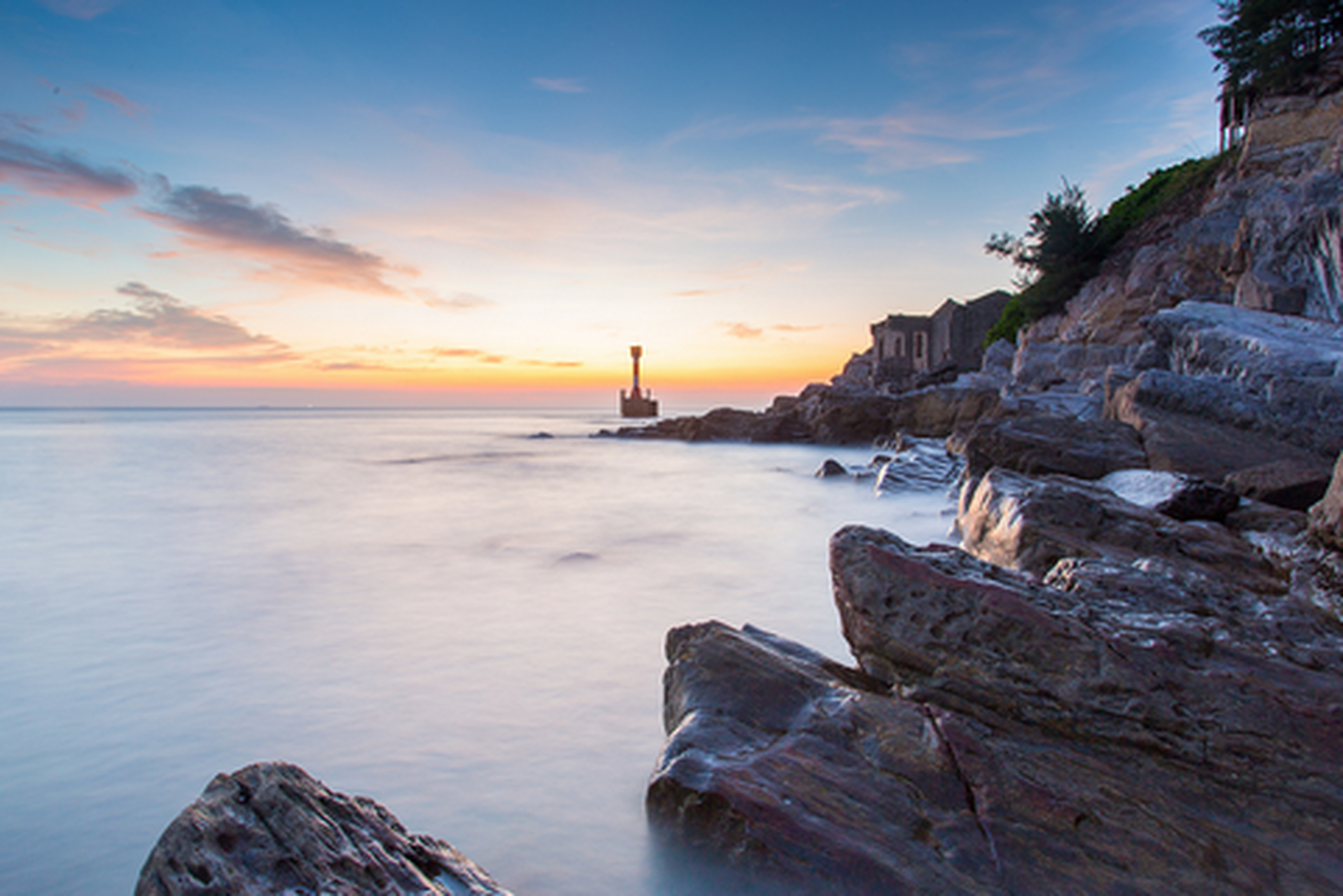 在冠头岭海滩听海浪拍岸的壮歌;沉醉紫霞湾紫色夜空的浪漫中.