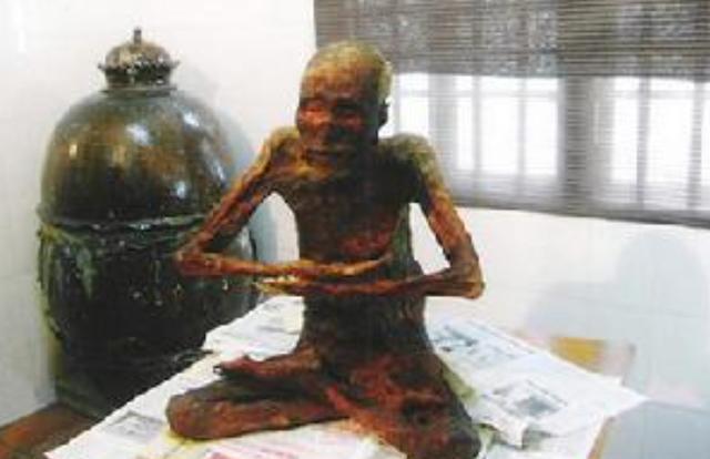 高僧圆寂后,肉身千年不腐,专家好奇用x光检测,结论震惊医学界