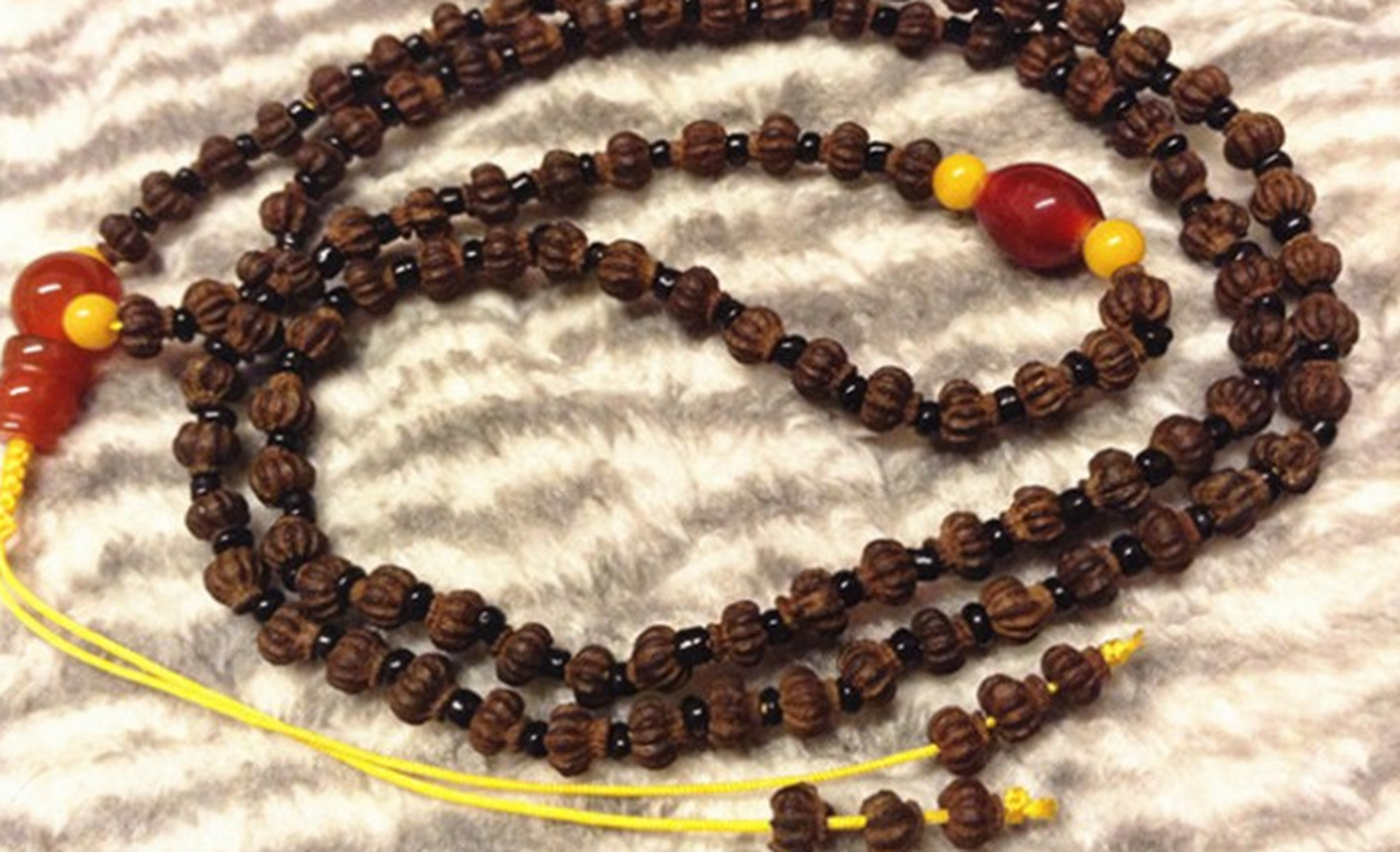 地摊货中的文玩"宝藏":牛骨羊骨猪骨头油性大,易盘玩;蜜蜡果菩提亲民