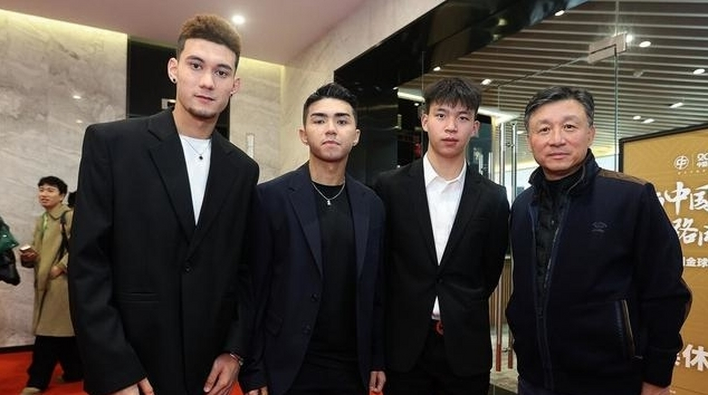 国奥队u23亚洲杯表现不佳,教练成耀东被曝训练时煲电话粥,纵容嫡系耍