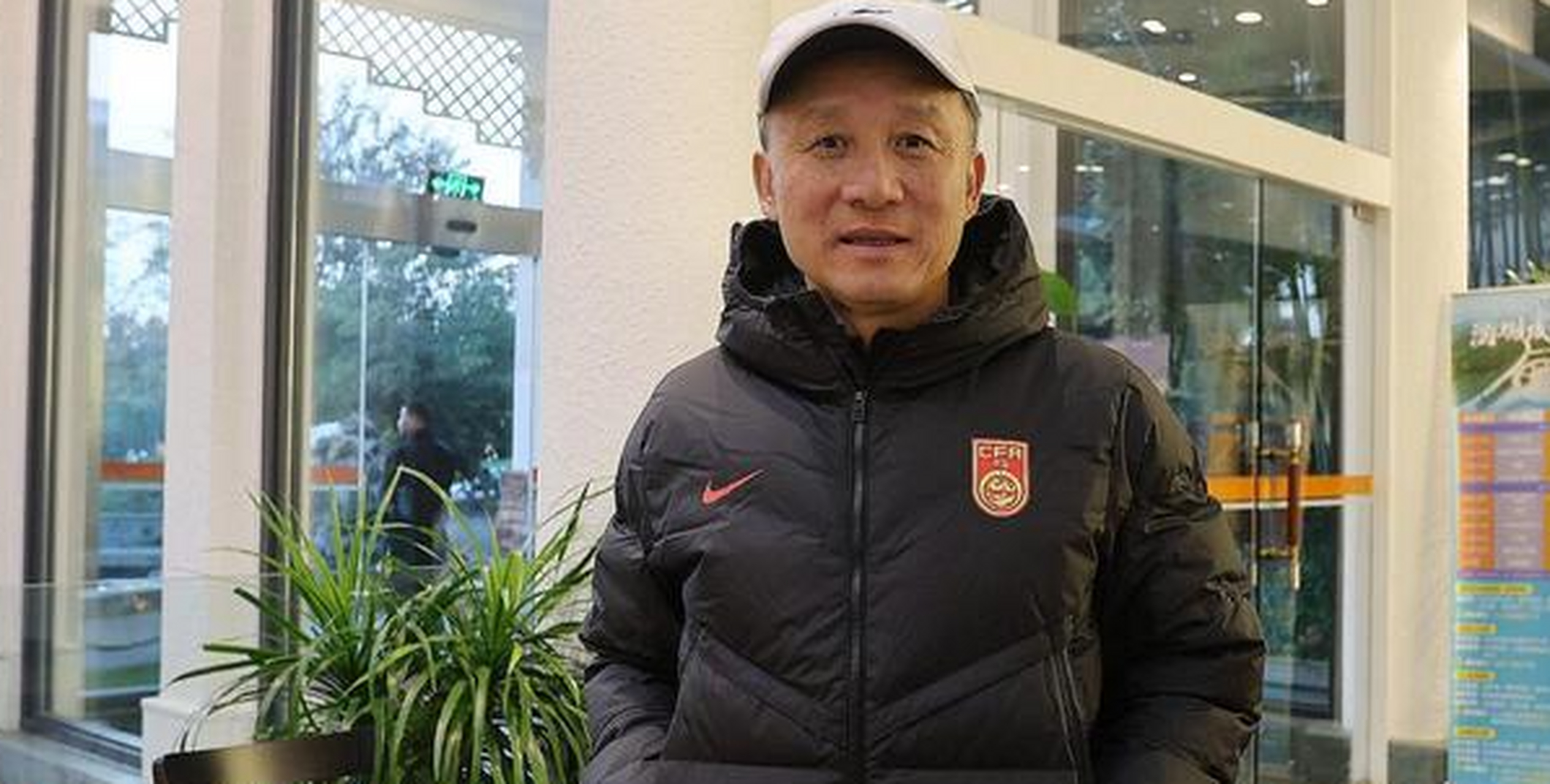 中国国奥队在亚洲杯表现不佳,主教练成耀东被指执教问题频出,包括训练