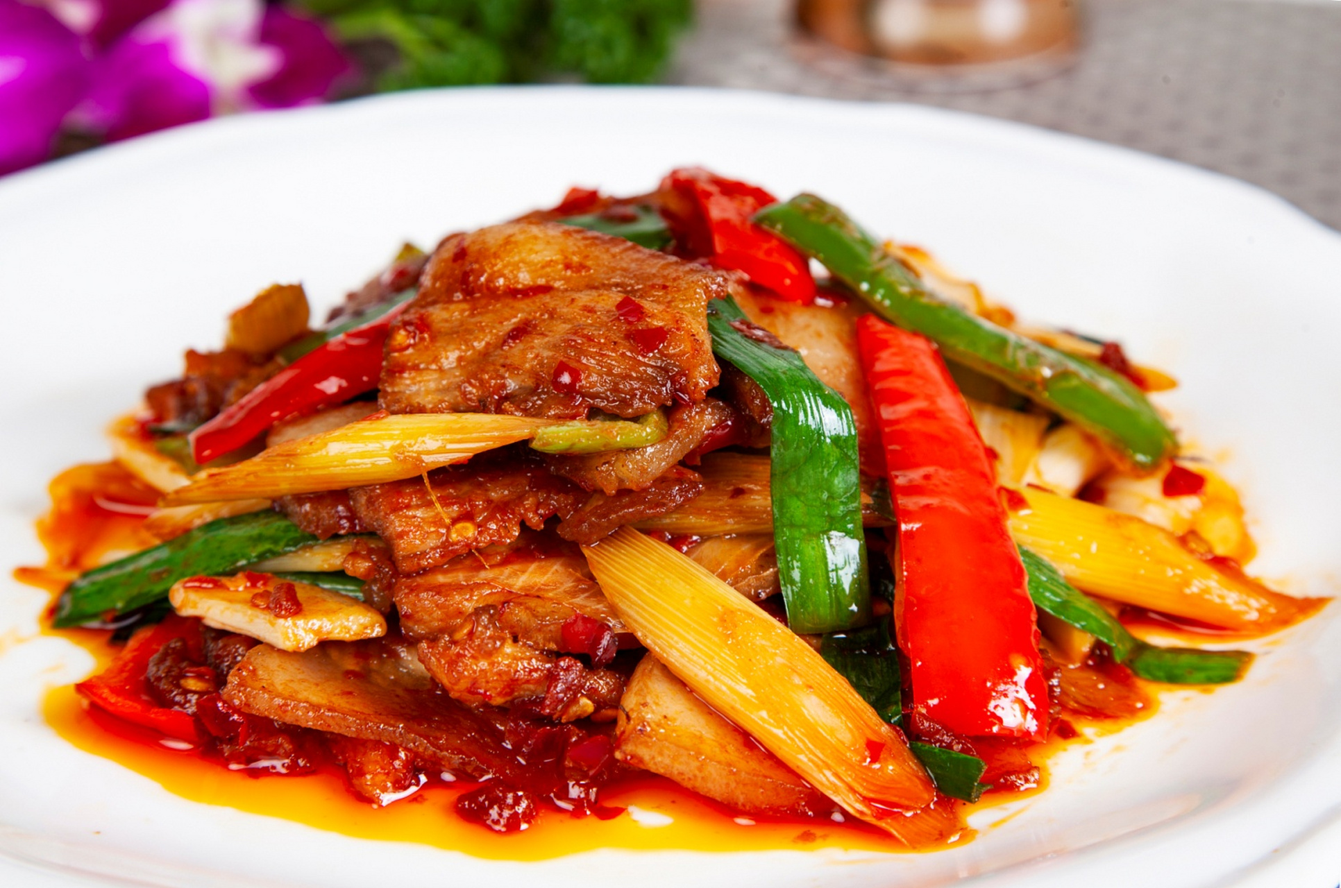 川菜以用料广泛,调味精妙,烹法多样,善用麻辣而著称,是中国四大菜系