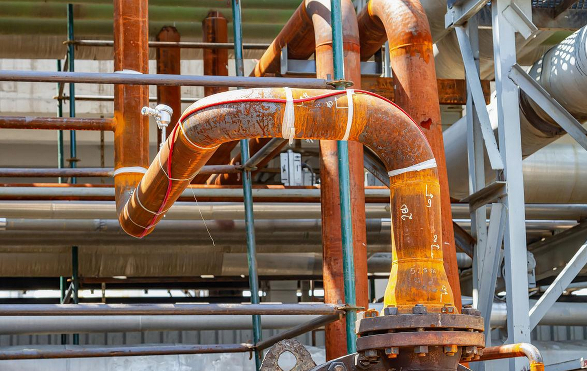 管道伴热设计是一种间接加热保温装置,常用蒸汽伴热和电伴热.