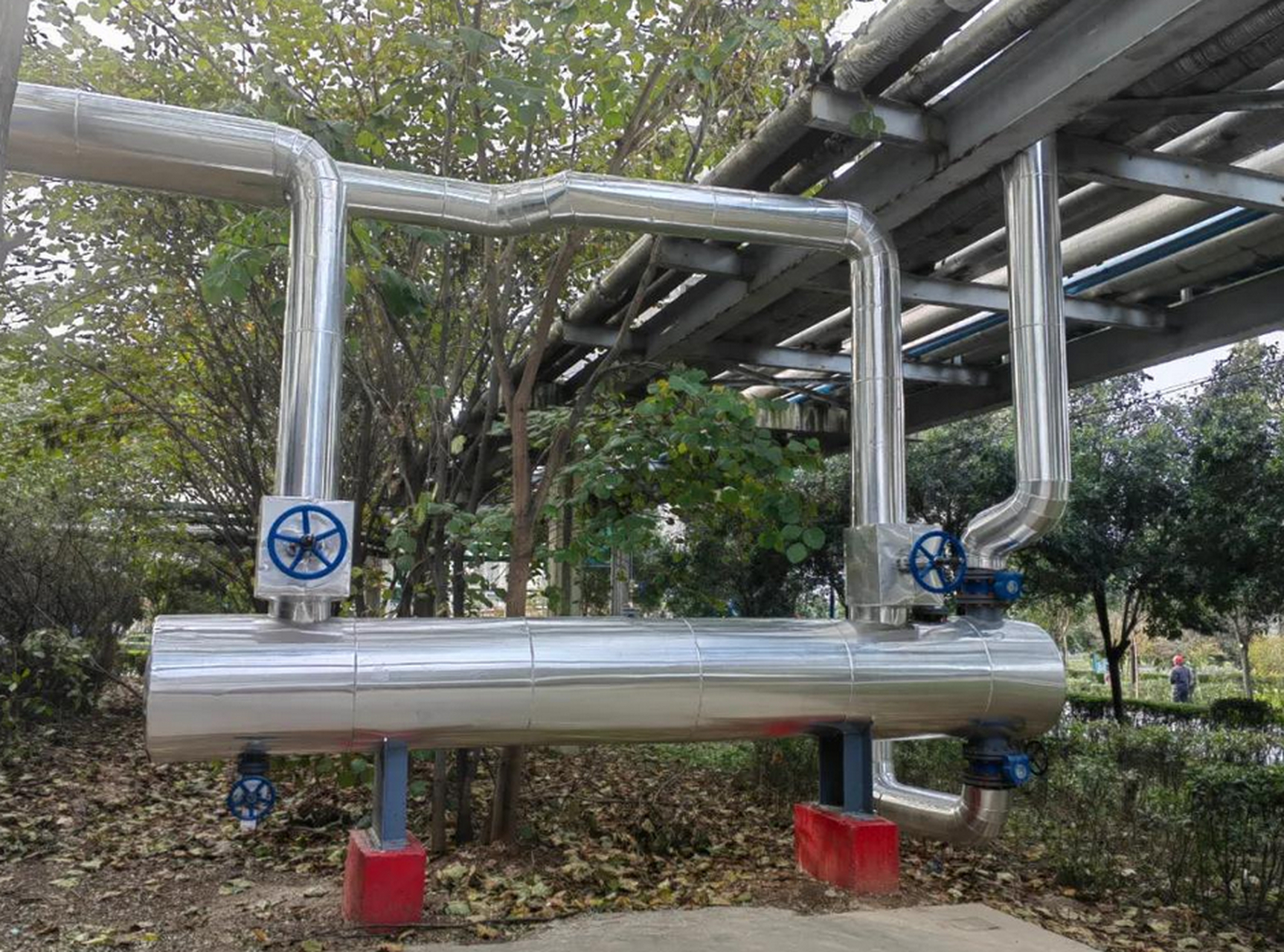 管道伴热设计是一种间接加热保温装置,常用蒸汽伴热和电伴热.